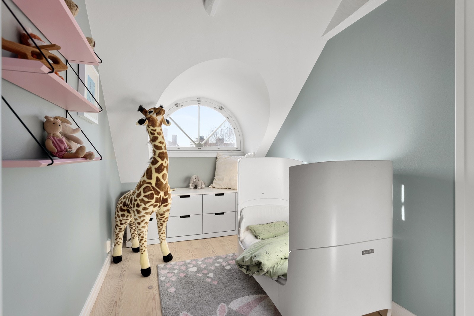 Loftsetasjen har skråhimlinger, takbjelker og sjarmerende halvmånevinduer med flott utsikt. Det er varmematte i gulv i hele loftsetasjen. Galleribilde