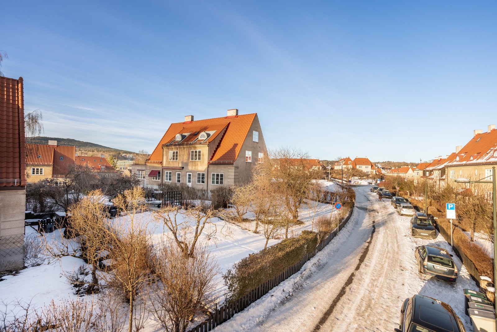 Beliggenheten ligger høyt og fint til, og har kort vei til Damplassen, Ullevål skole, offentlig kommunikasjon og en rekke servicetilbud. Galleribilde