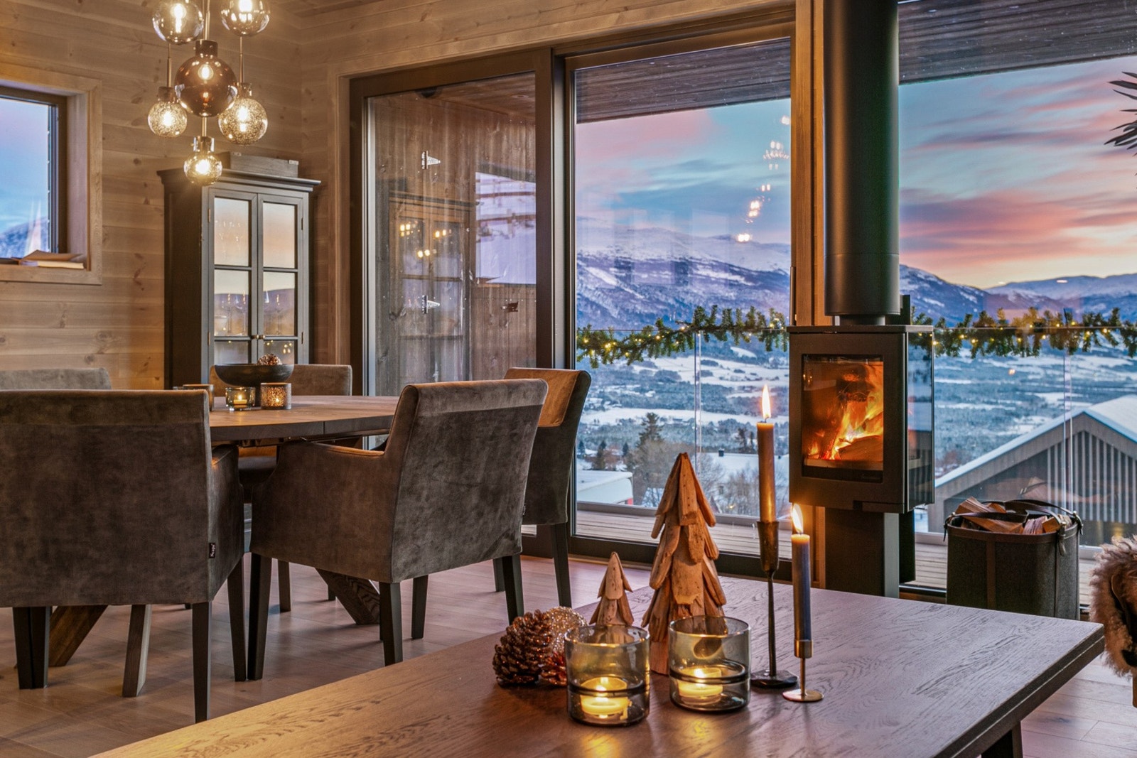 Store vindusflater gir godt med dagslys inn i oppholdsrommet Galleribilde