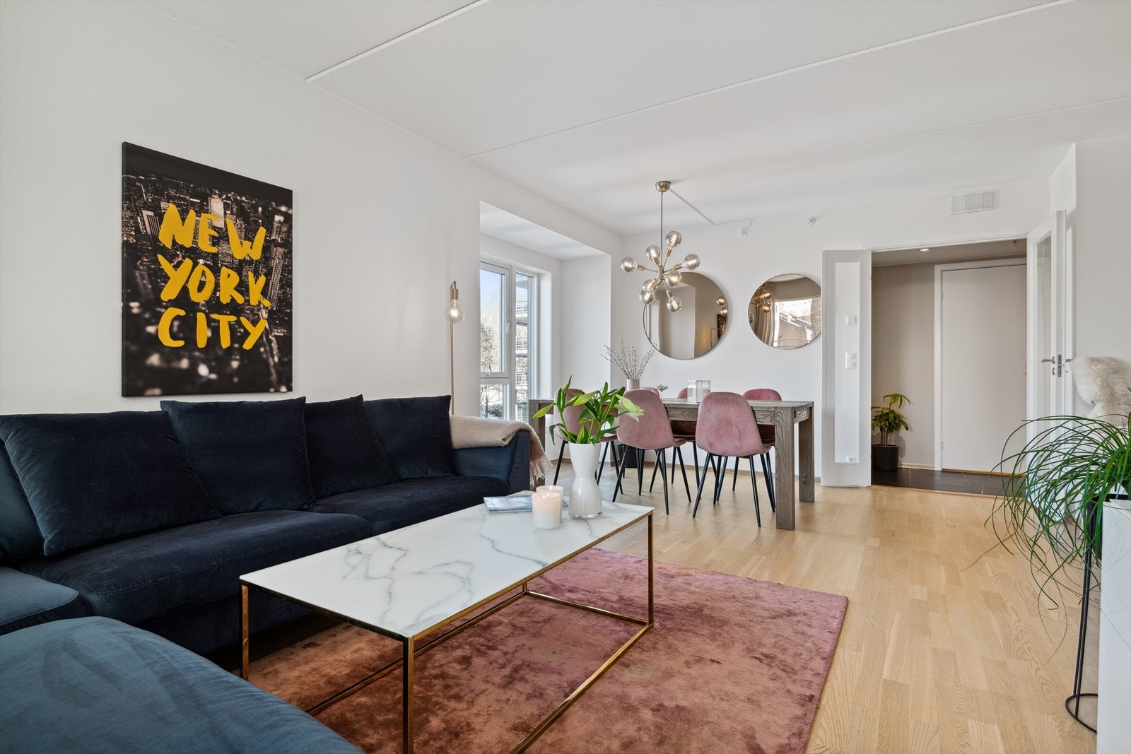 Luftig stue med plass til både sofagruppe og spiseplass. Galleribilde