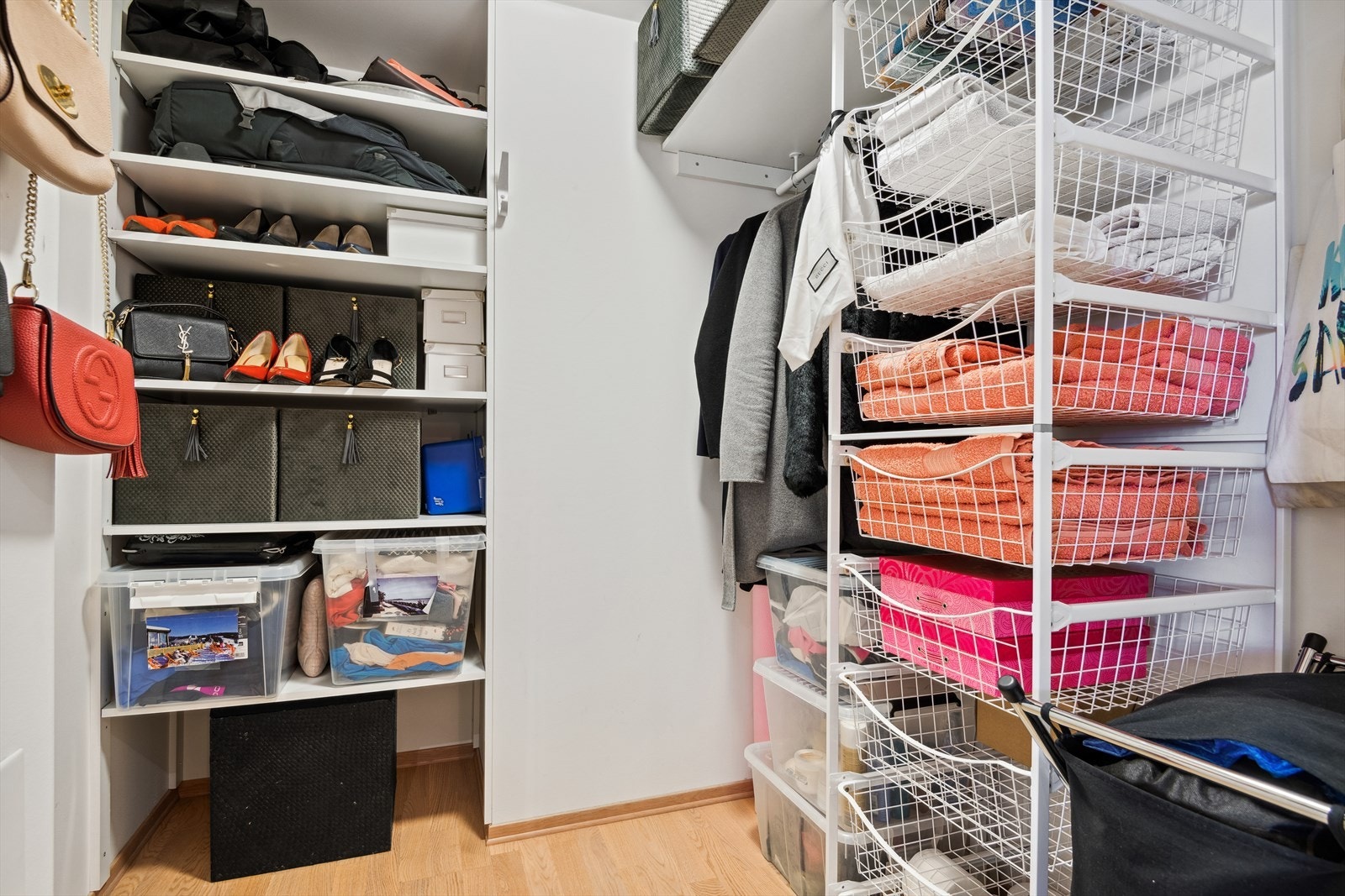 Praktisk bod tilknyttet entréen med god oppbevaringsplass. Galleribilde