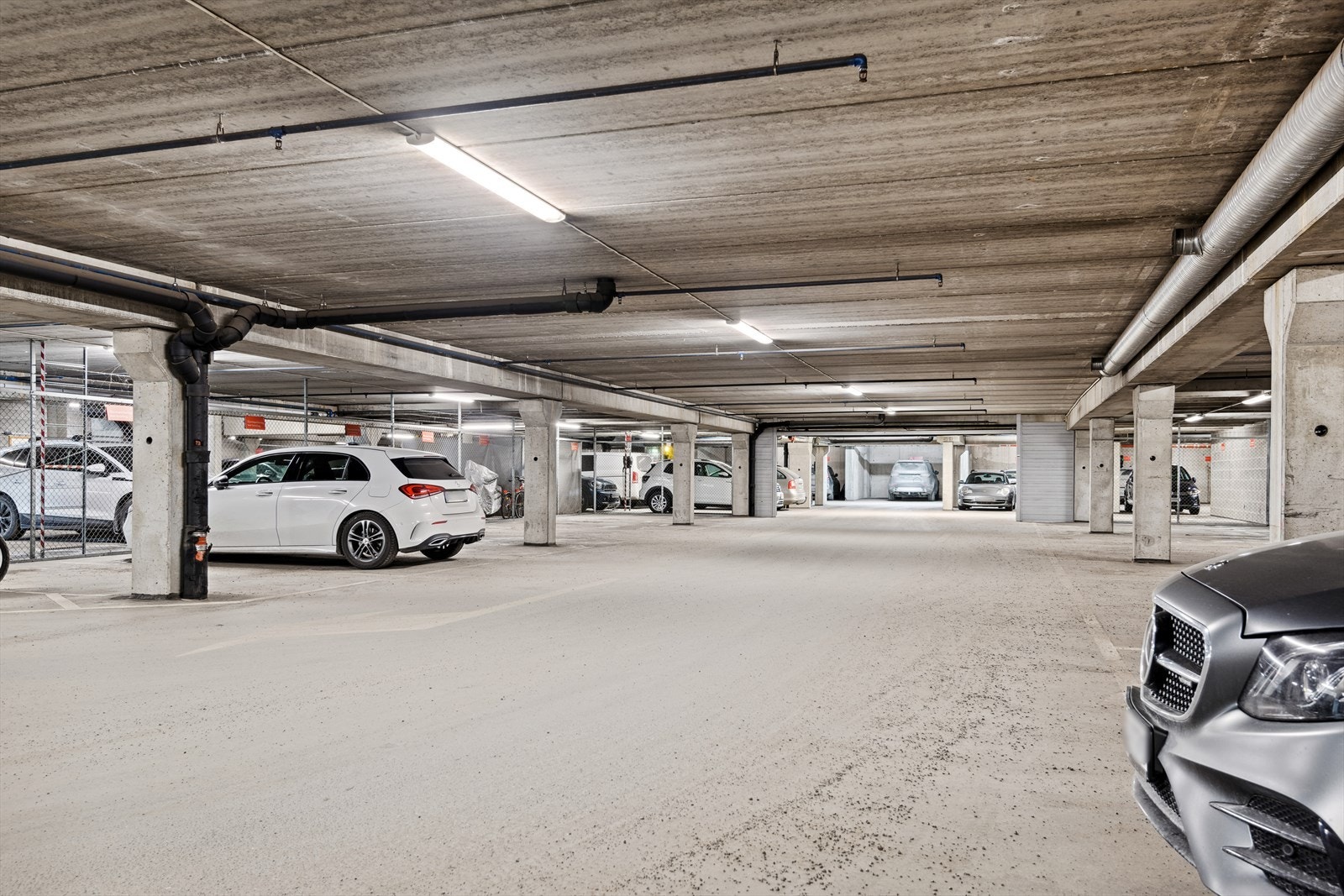 Leiligheten disponerer en garasjeplass med infrastruktur til el-bil lading. Galleribilde