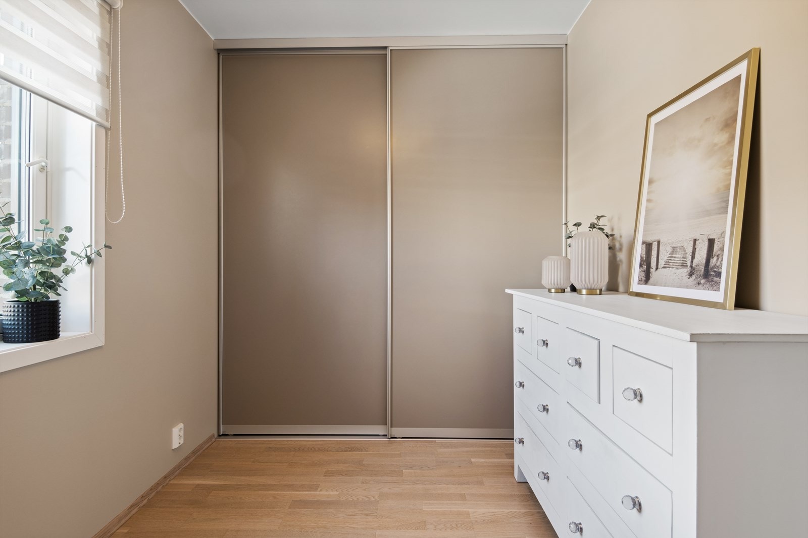 Her får du også en praktisk innebygd skyvedørsgarderobe. Galleribilde