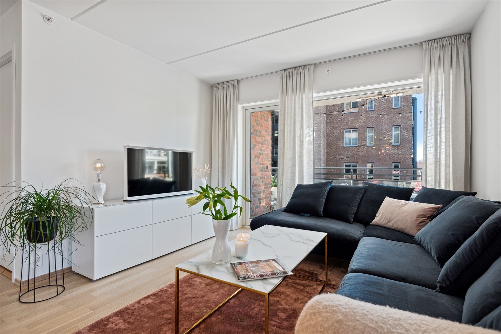 Her har du også plass til annet ønsket medie- og oppbevaringsmøblement. Galleribilde