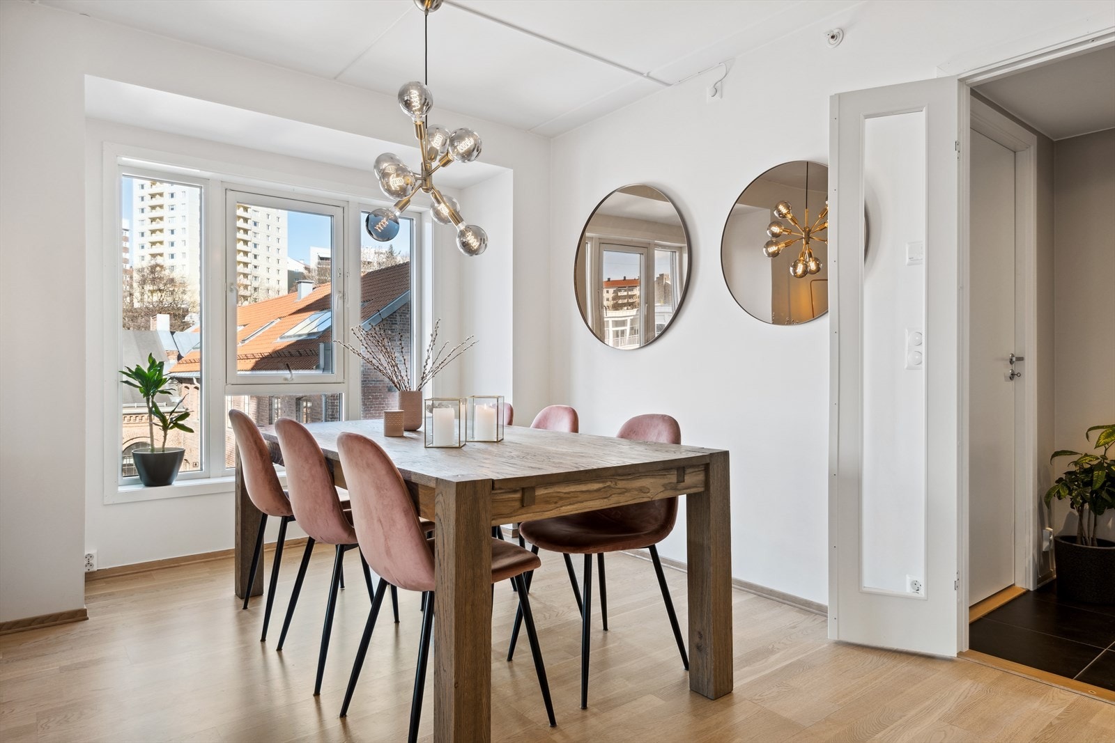 Utformingen av rommet gir deg mulighet til en spisegruppe slik at alle og enhver får plass når det inviteres til en finere middag. Galleribilde