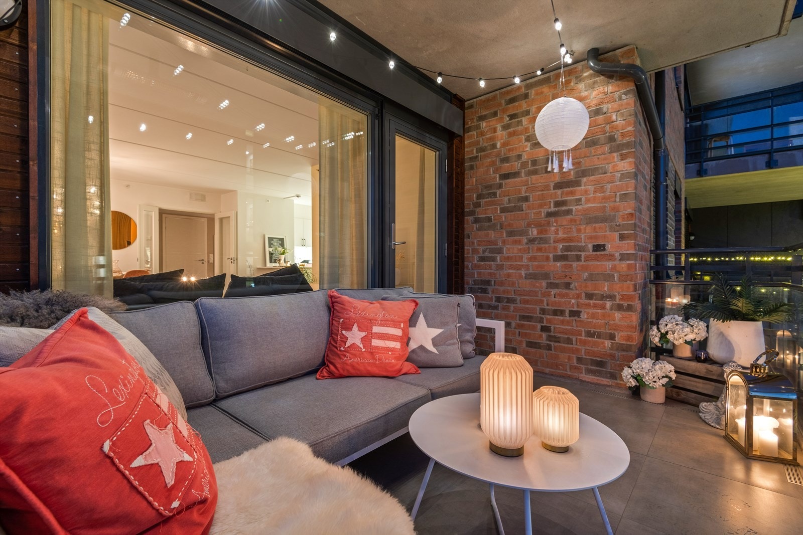 Det er god plass til utemøbler, grill og diverse. Et perfekt sted for å invitere til sosiale lag! Galleribilde