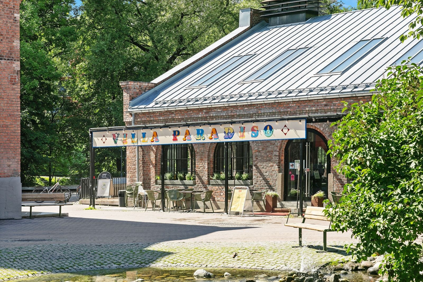 Kort vei til spisesteder som blant annet den italienske restauranten Villa Paradiso, som byr på fantastisk pizza. Galleribilde