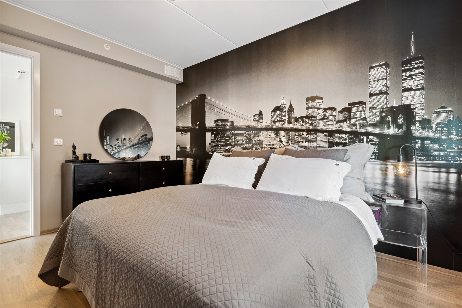 Meget behagelig og romslig hovedsoverom. Galleribilde