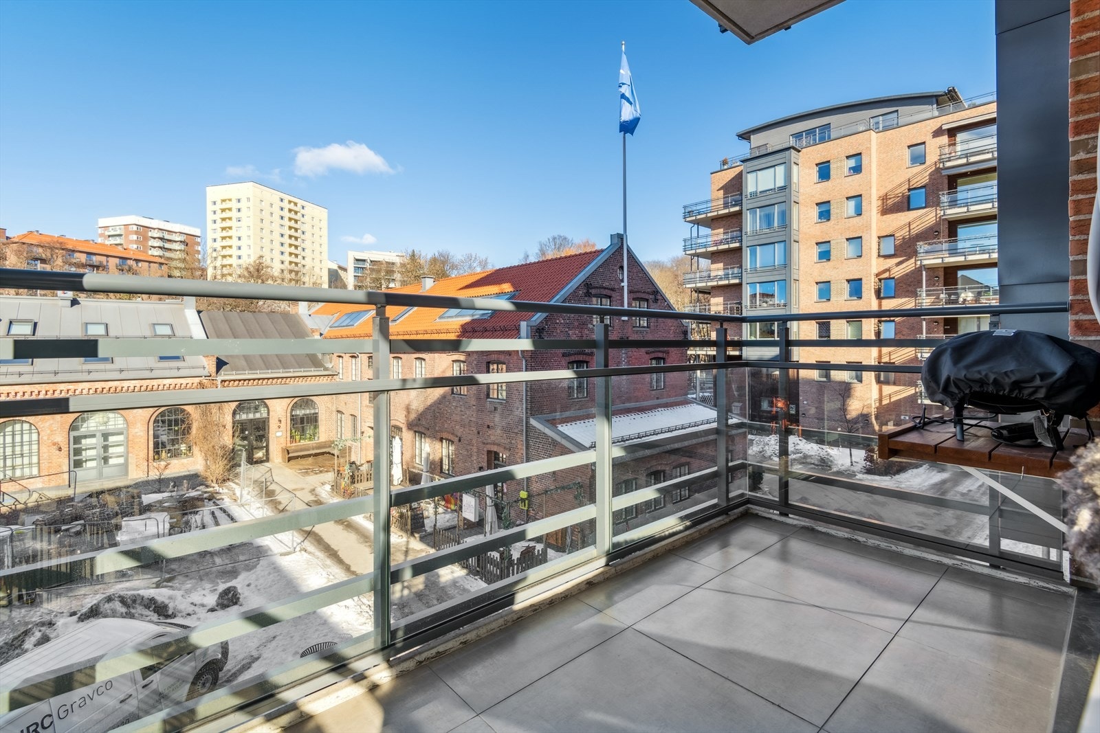 Balkongen blir en forlengelse av stuen på varme sommerdager. Galleribilde