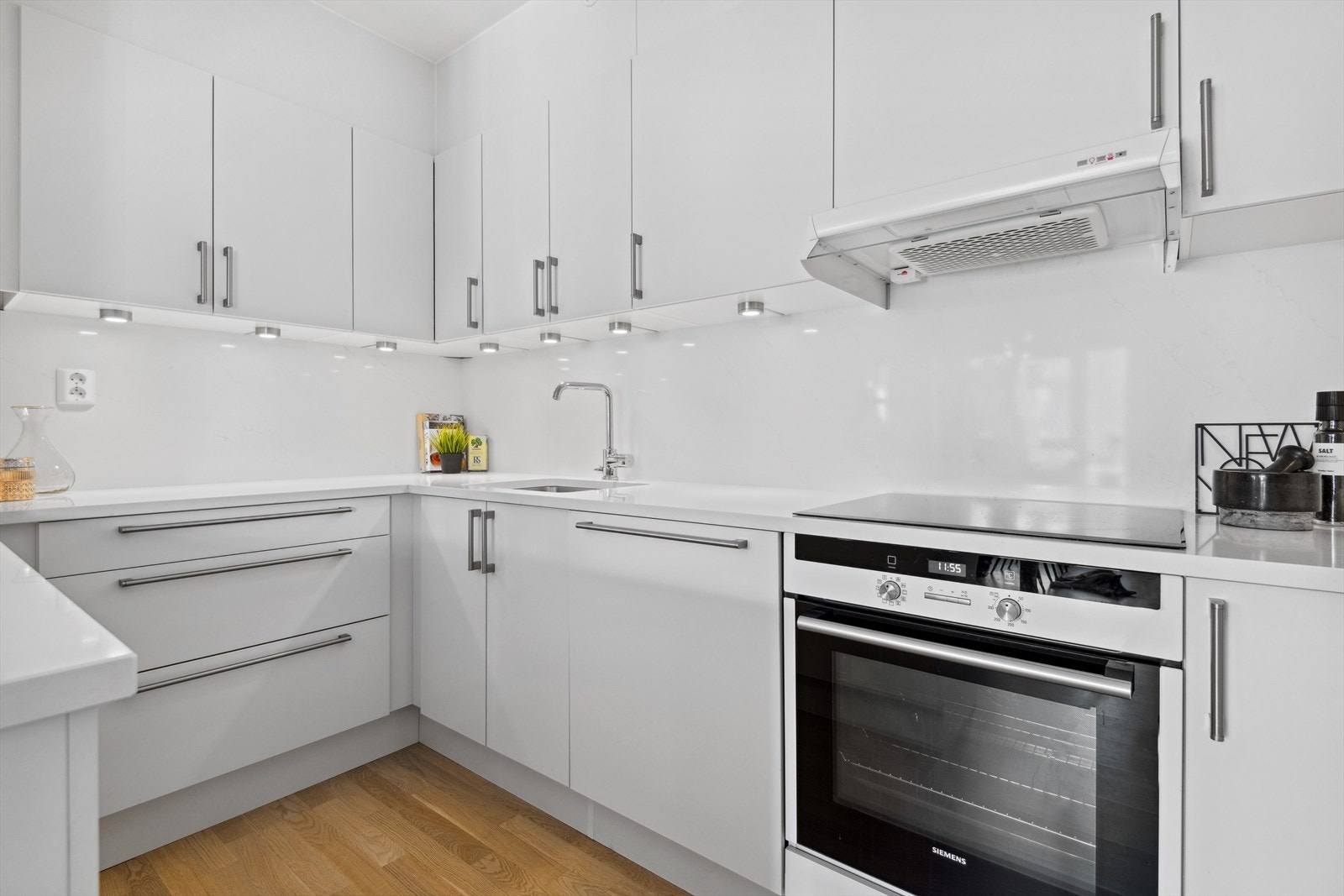 Delikat kjøkken med god skap- og benkeplass! Galleribilde