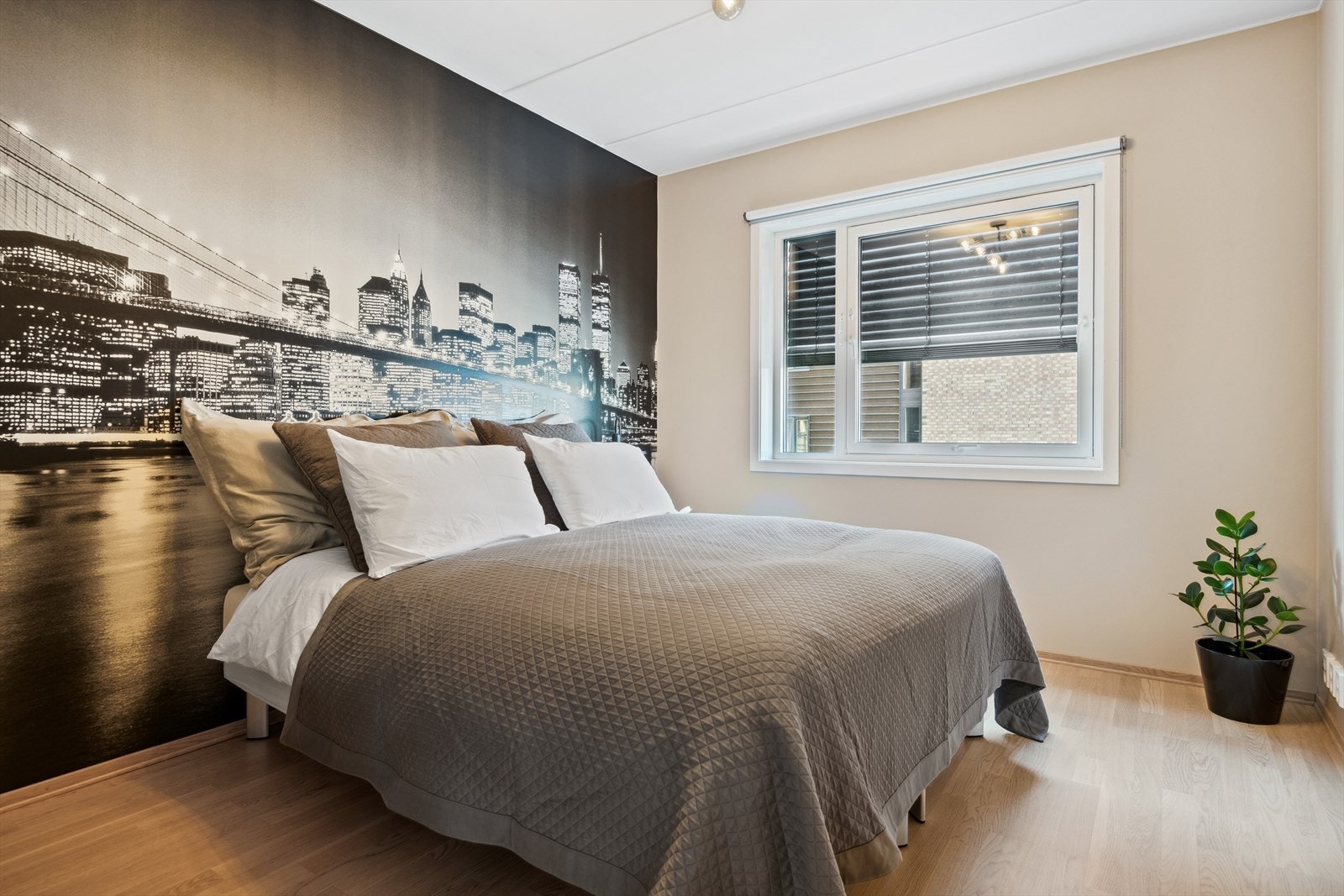 Her kan du kan enkelt innrede med en stor dobbeltseng og tilhørende møblement. Galleribilde