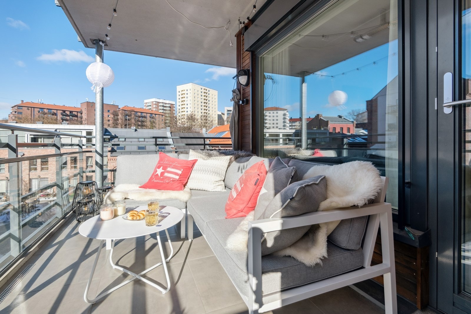 Fra stuen er det utgang til en solrik nordvest- og sydvestvendt hjørnebalkong på ca. 13 kvm. Galleribilde