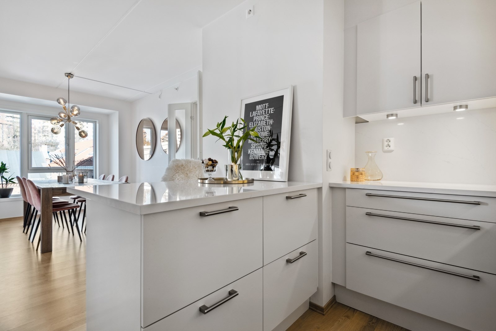 Kjøkken og stue er i åpen løsning med en fin liten kjøkkenøy som delvis skiller rommene. Rommet deles på denne måten inn i flere naturlig soner og den smarte planløsningen gir følelsen av et adskilt kjøkken, samtidig åpent og sosialt. Galleribilde