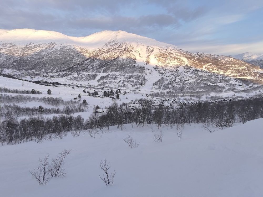 Bildet er tatt litt til venstre for Skarlia Hyttefelt og presenterer utsikten, og ski-in/out forholdene fra tomtene godt. Galleribilde