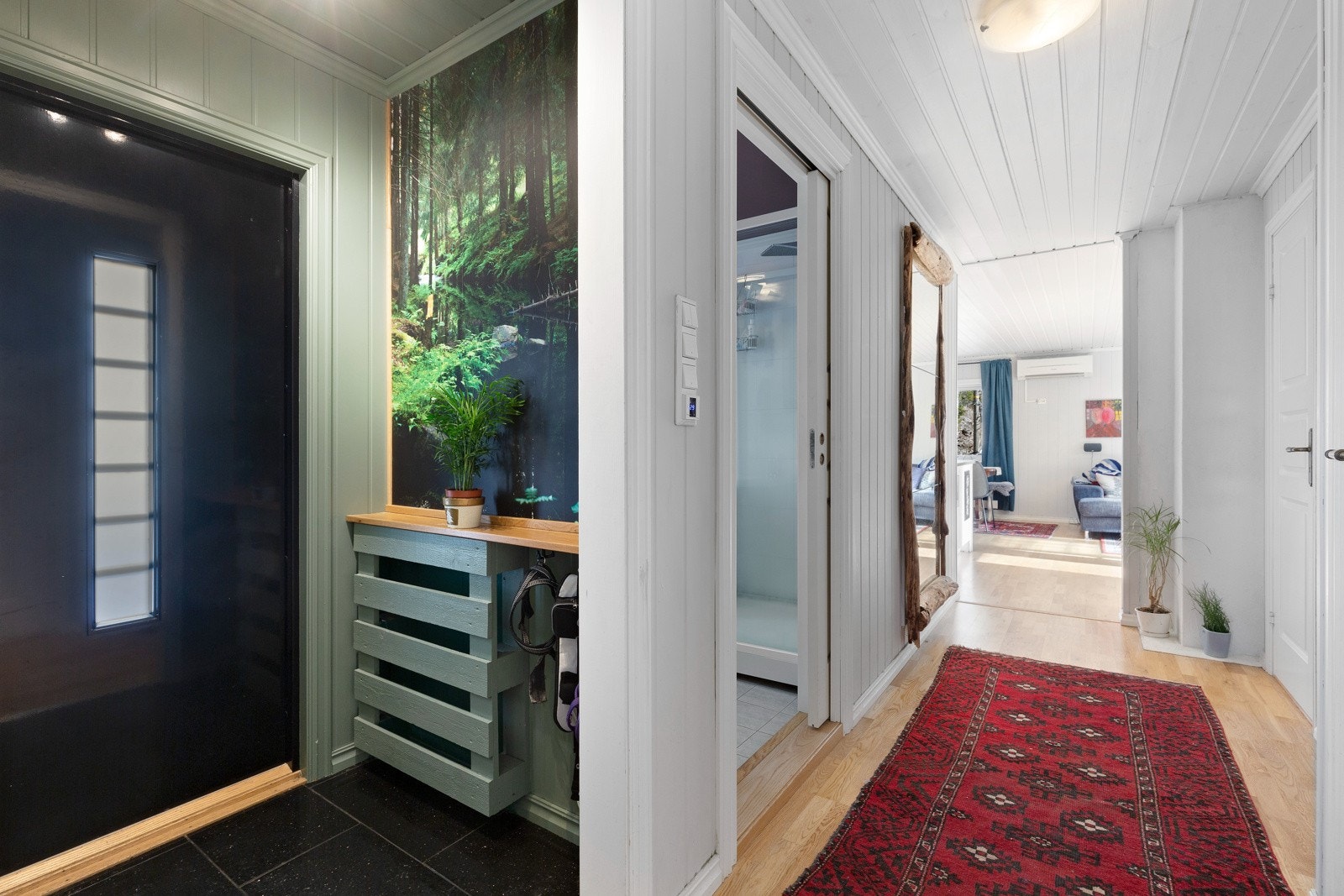 Boligen har en svært god og gjennomtenkt planløsning, og inneholder vindfang, gang, trapperom, bad/vaskerom, stue/kjøkken og 3 soverom i hovedetasjen Galleribilde