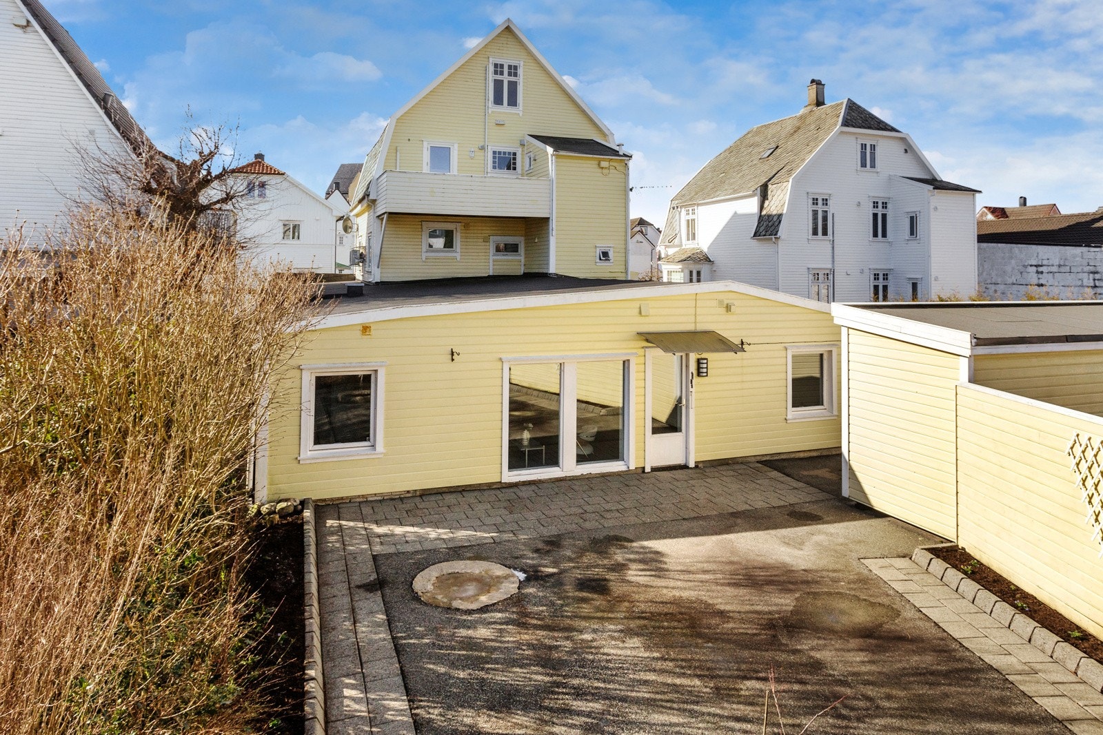 Leilighetens fasade mot skjermet gårdsrom Galleribilde