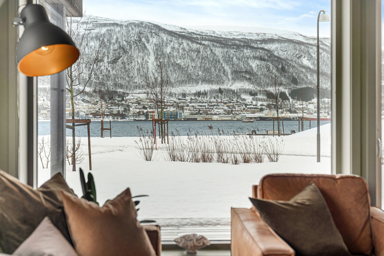 Fantastisk utsikt mot fastlandssiden og Tromsøysundet! I tillegg har du utsikt mot fine fjelltopper mot sørsiden av Tromsøya.