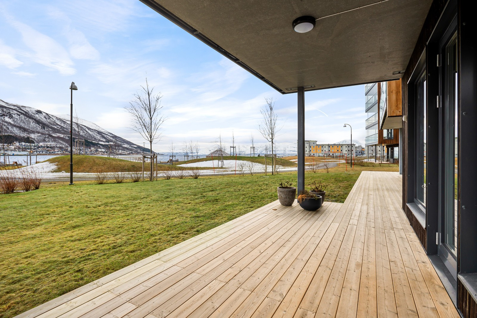 Fra stue har du utgang til terrasseplatt med god plass til utemøblement og beplantning.