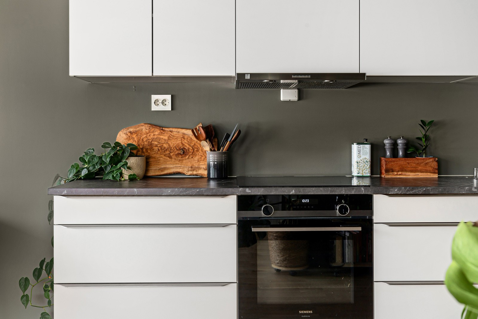 Leiligheten holder en god standard med delikate farge- og materialvalg!