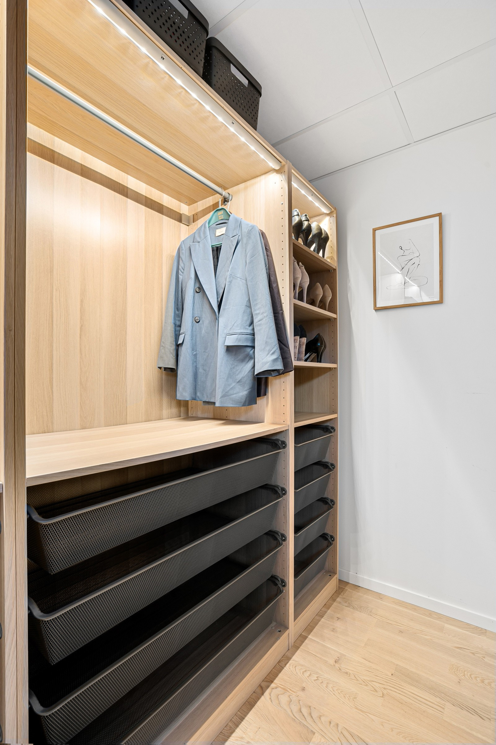 Tilknyttet hovedsoverommet er det walk-in closet.
