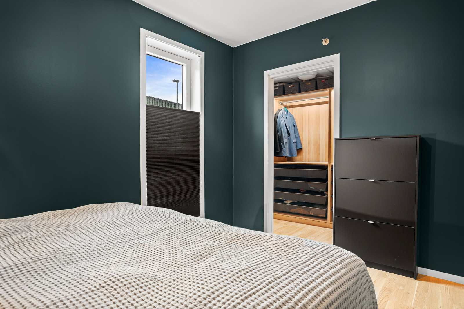 Tilhørende soverommet har du inngang til walk-in closet.