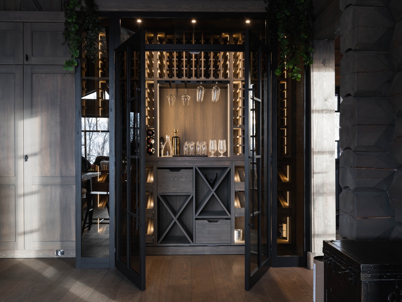 Vinförvaring med dubbla glasdörrar Galleribilde