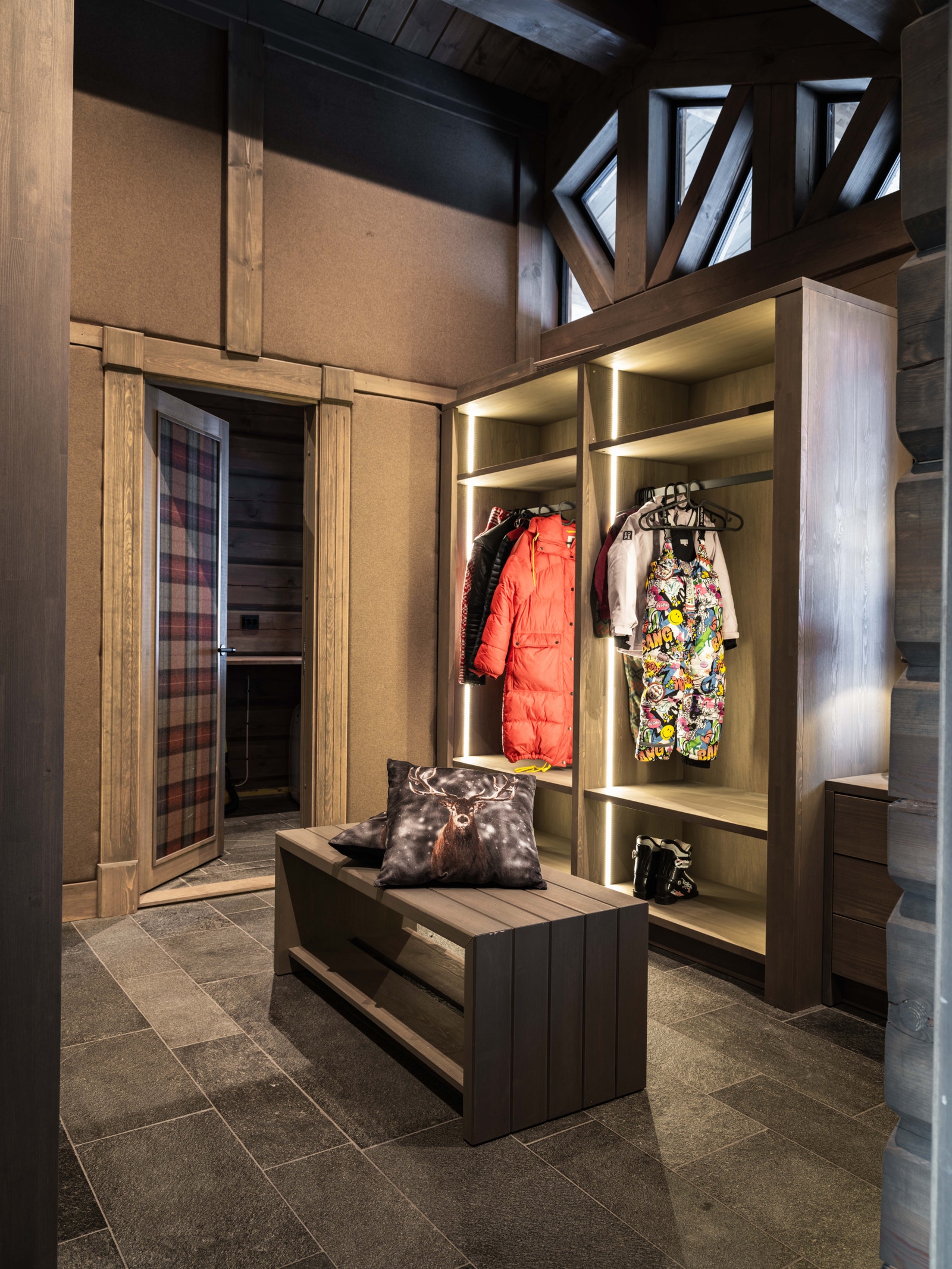 Skidåkarentré med platsbyggd förvaring Galleribilde