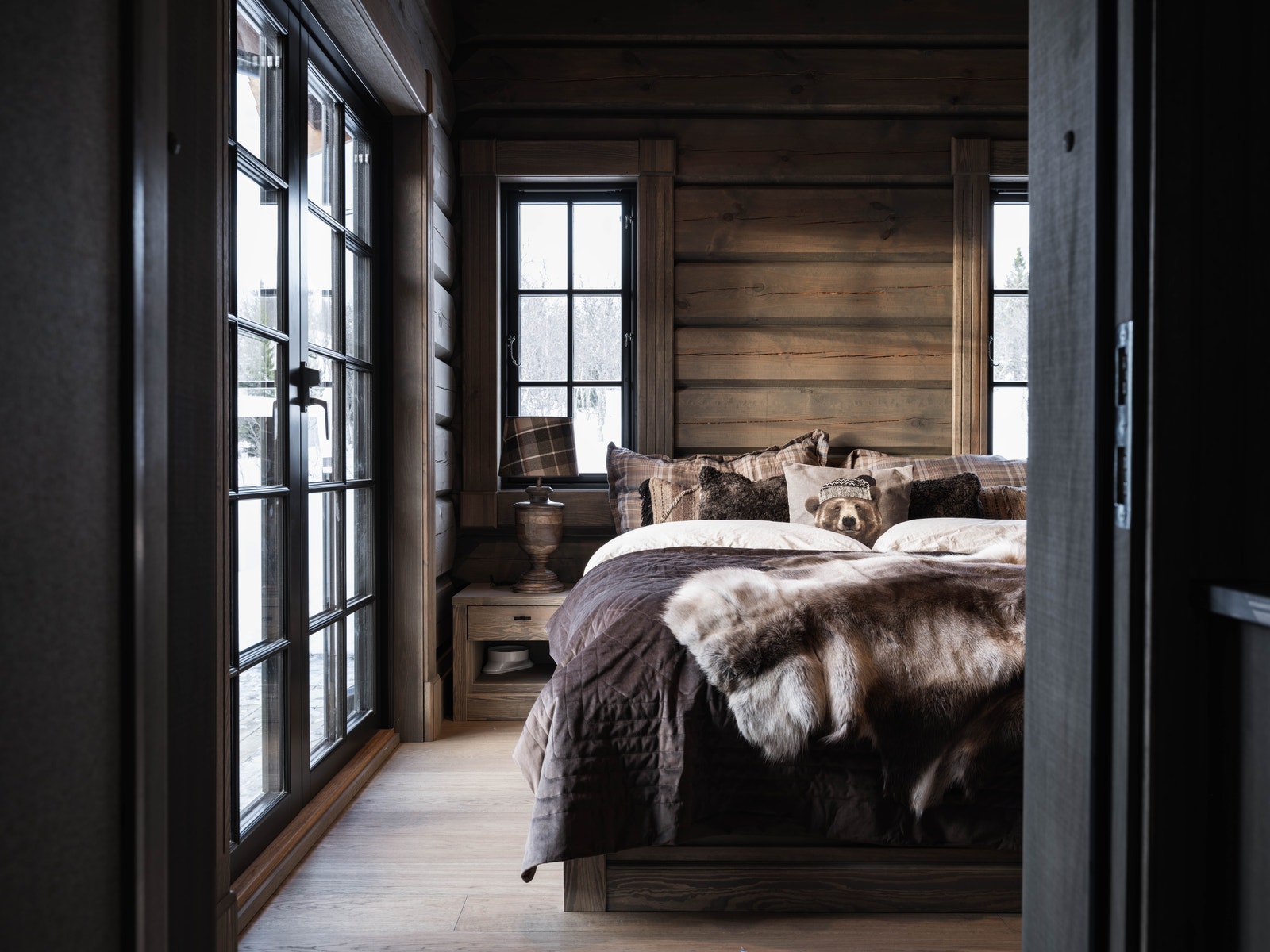 Sobert master bedroom med glasdörrar ut till terrass Galleribilde