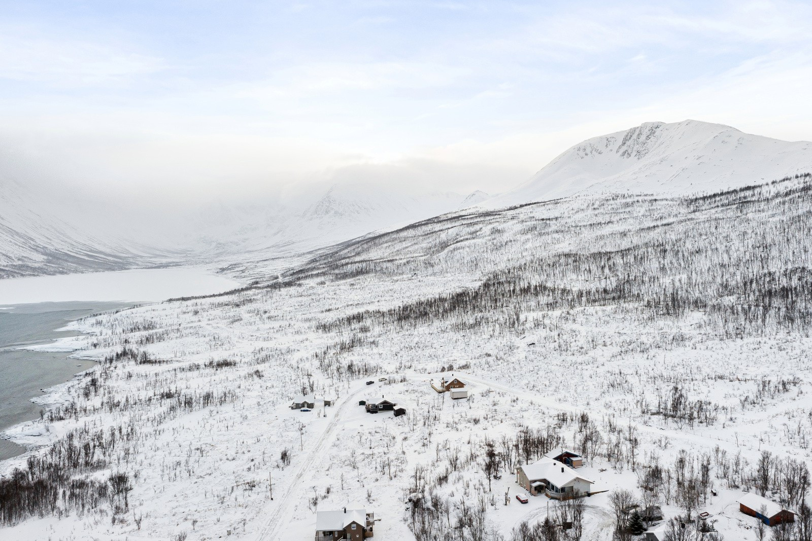 38 km til fergeleiet på Svensby, med videre kommunikasjon til Tromsø