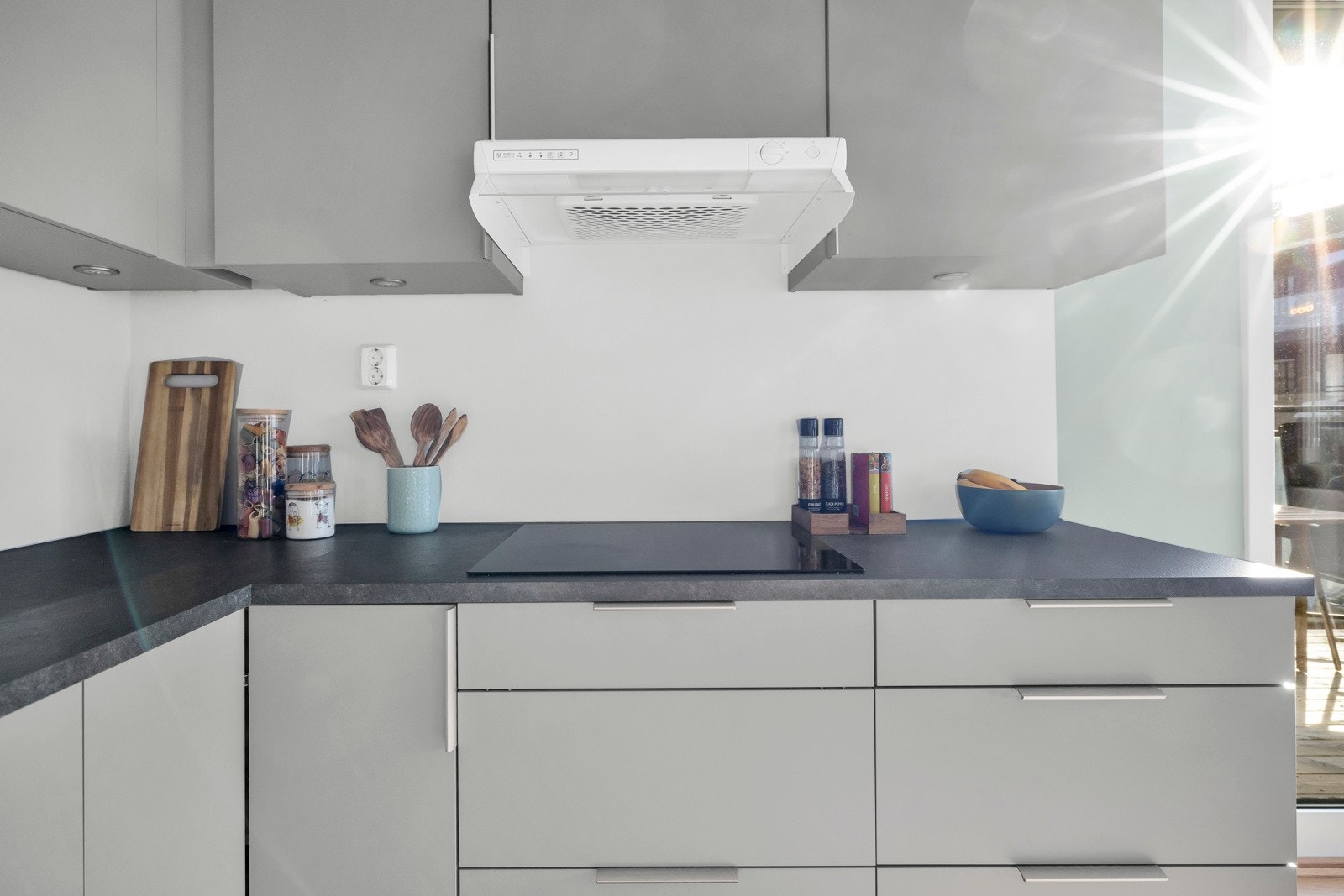 Integrerte hvitevarer kommer blant annet fra Electrolux, og består av stekeovn og micro, samt platetopp, ventilator, oppvaskmaskin og et kombinert kjøl/frys Galleribilde