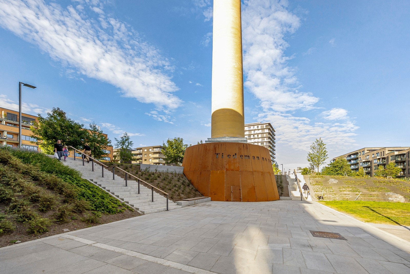 Navnet er etter Tiedemanns Tobakksfabrikk, som lå tett ved parkområdet fra 1968 til 2008. En høy pipe står igjen etter fabrikken som et landemerke! Galleribilde