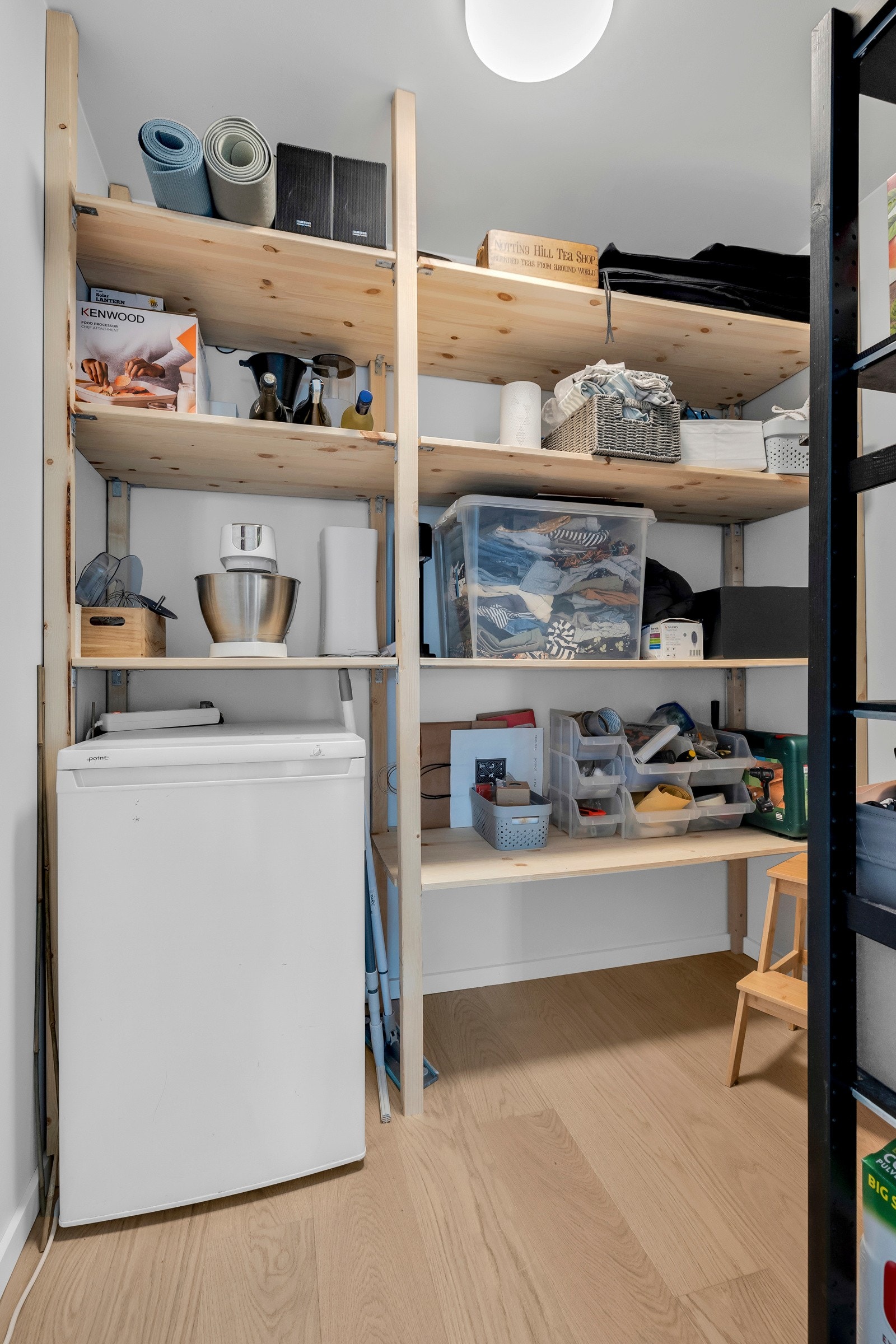 Entréen er direkte tilknyttet lagringsbod med plassbygde lagringshyller Galleribilde