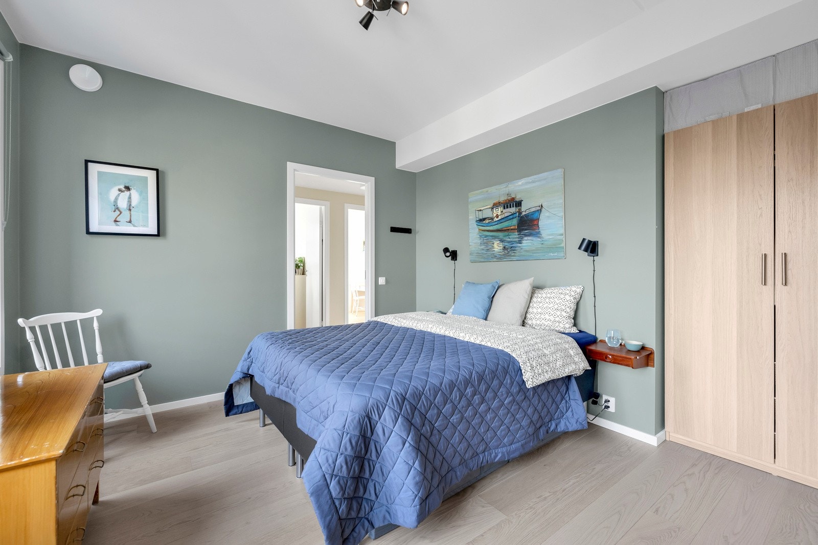 Hovedsoverommet er av den romslige sorten og har suiteløsning med inngang til eget bad Galleribilde