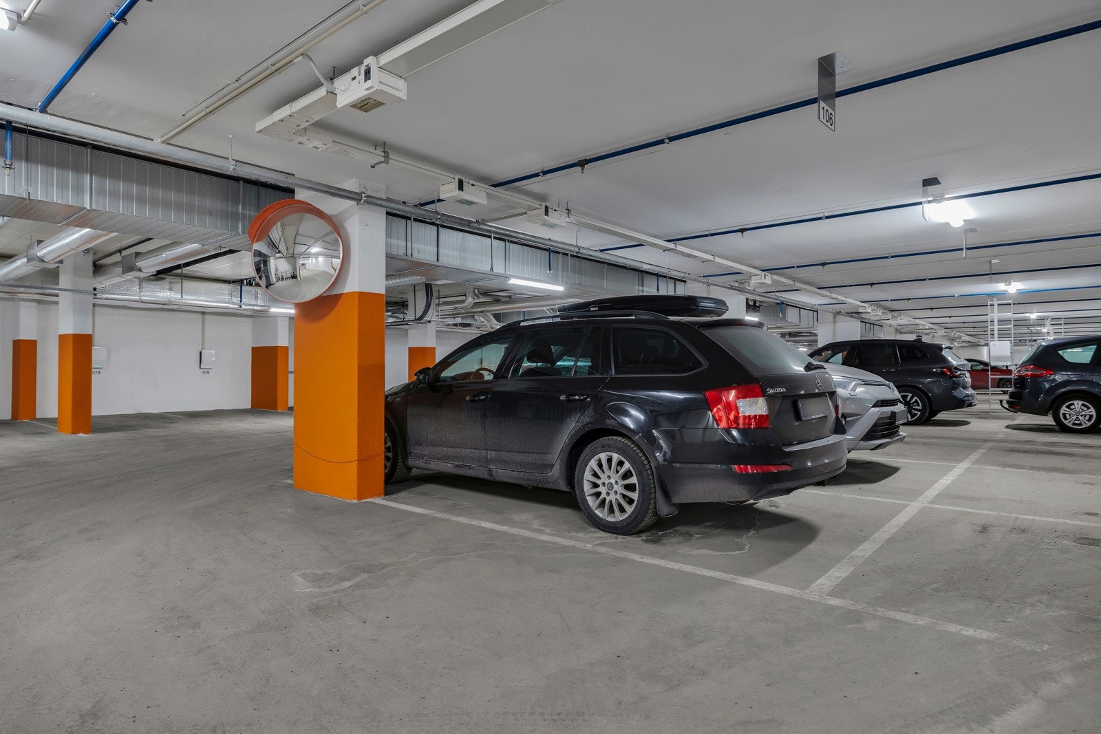 Leiligheten disponerer garasjeplass med mulighet for å montere elbillader. Parkeringsplassen ligger på enden, nærme heisoppgangen! Galleribilde