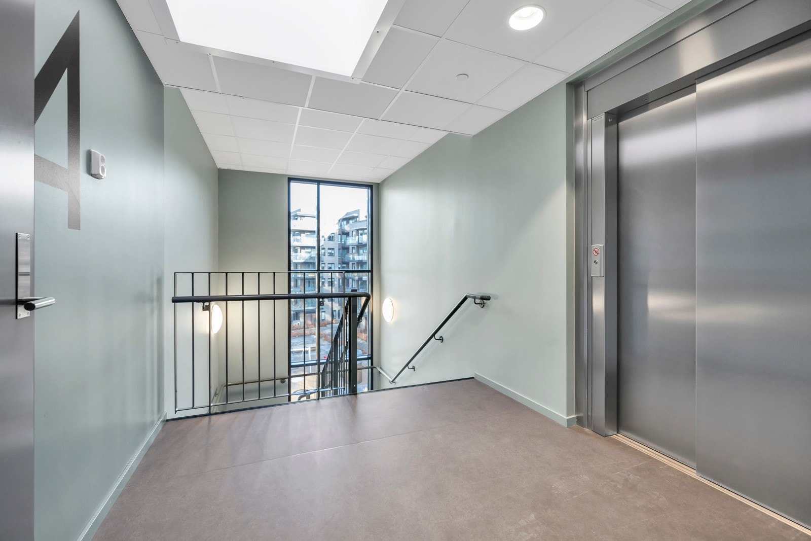 Fra inngangspartiet er det heis og trappeløp opp til leilighetsplan som er i byggets fjerde etasje Galleribilde