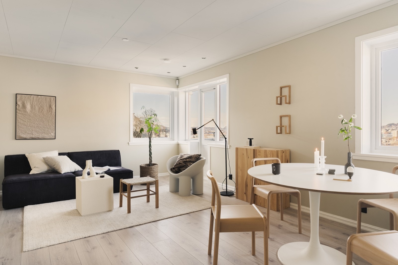 Stuen har laminat på gulv. Galleribilde