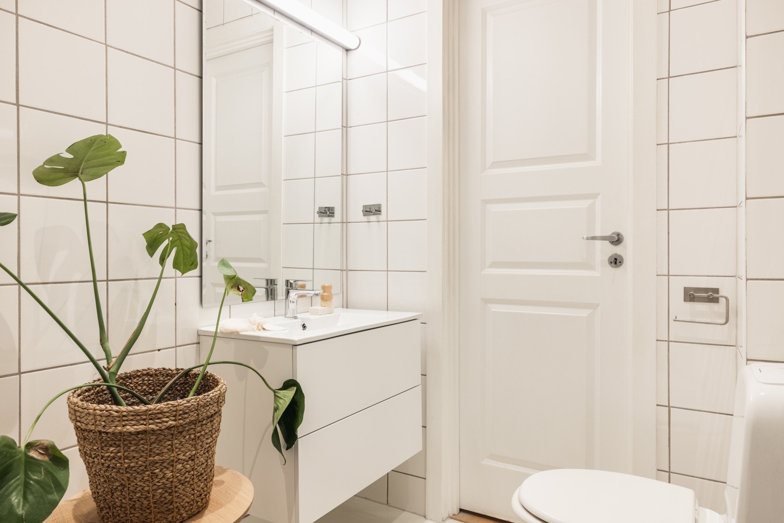 Badet er innredet med dusj m/glassvegger, toalett og baderomsinnredning. Galleribilde