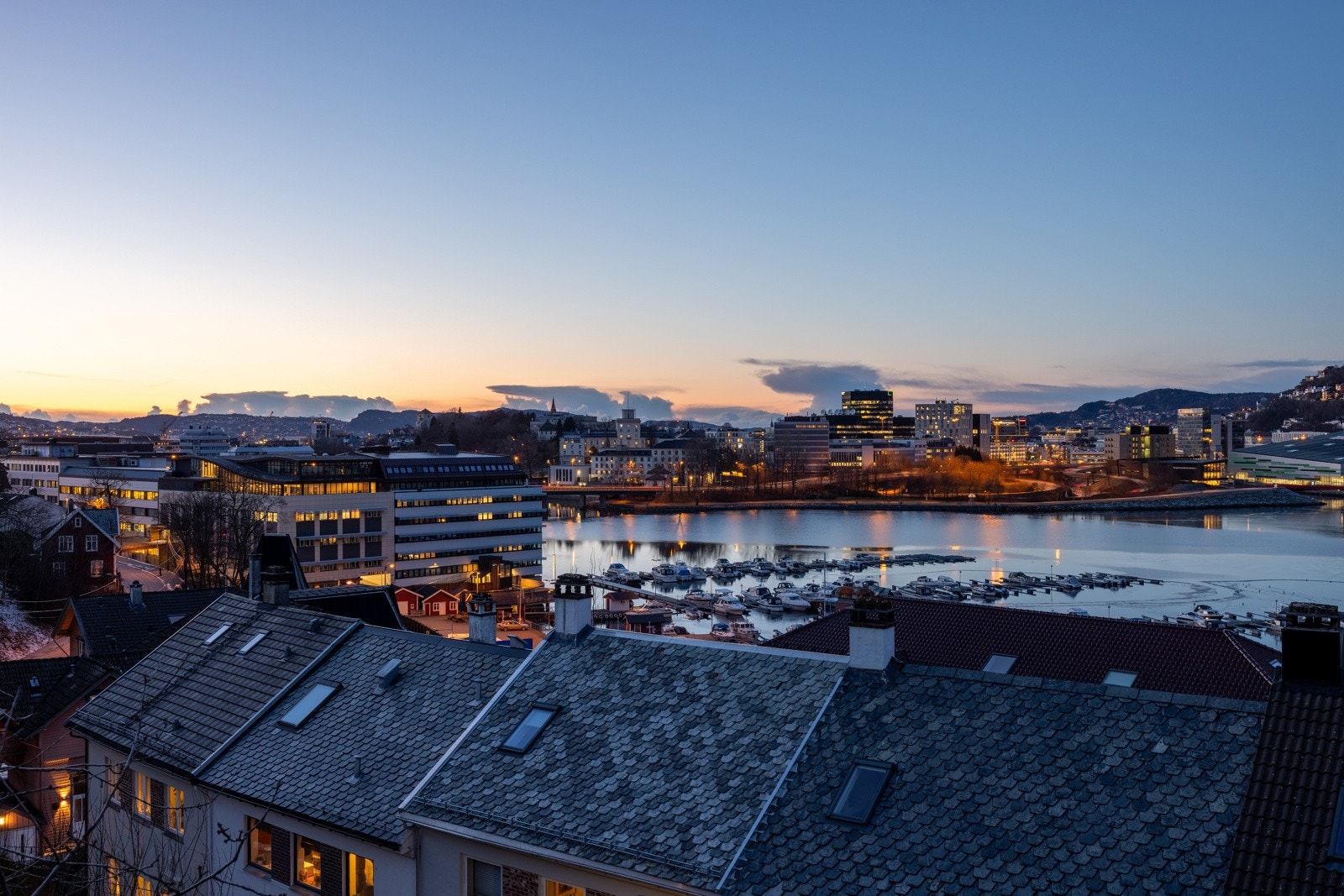 På sommerstid får du sol på balkongen i 18-tiden til og frem til den går ned. Galleribilde