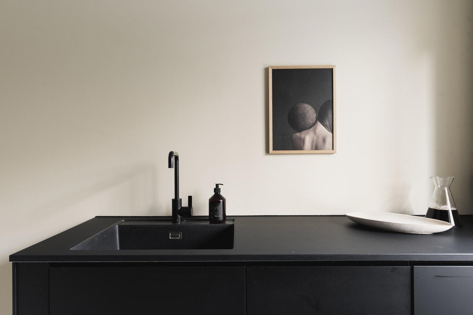 Kjøkkenet er innredet med slette fronter og laminat benkeplate med underlimt vask av kompositt. Galleribilde