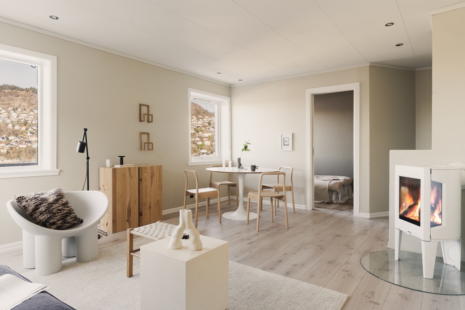 Stuen er delt inn i tydelige soner med god plass til sofa- og spisegruppe. Galleribilde