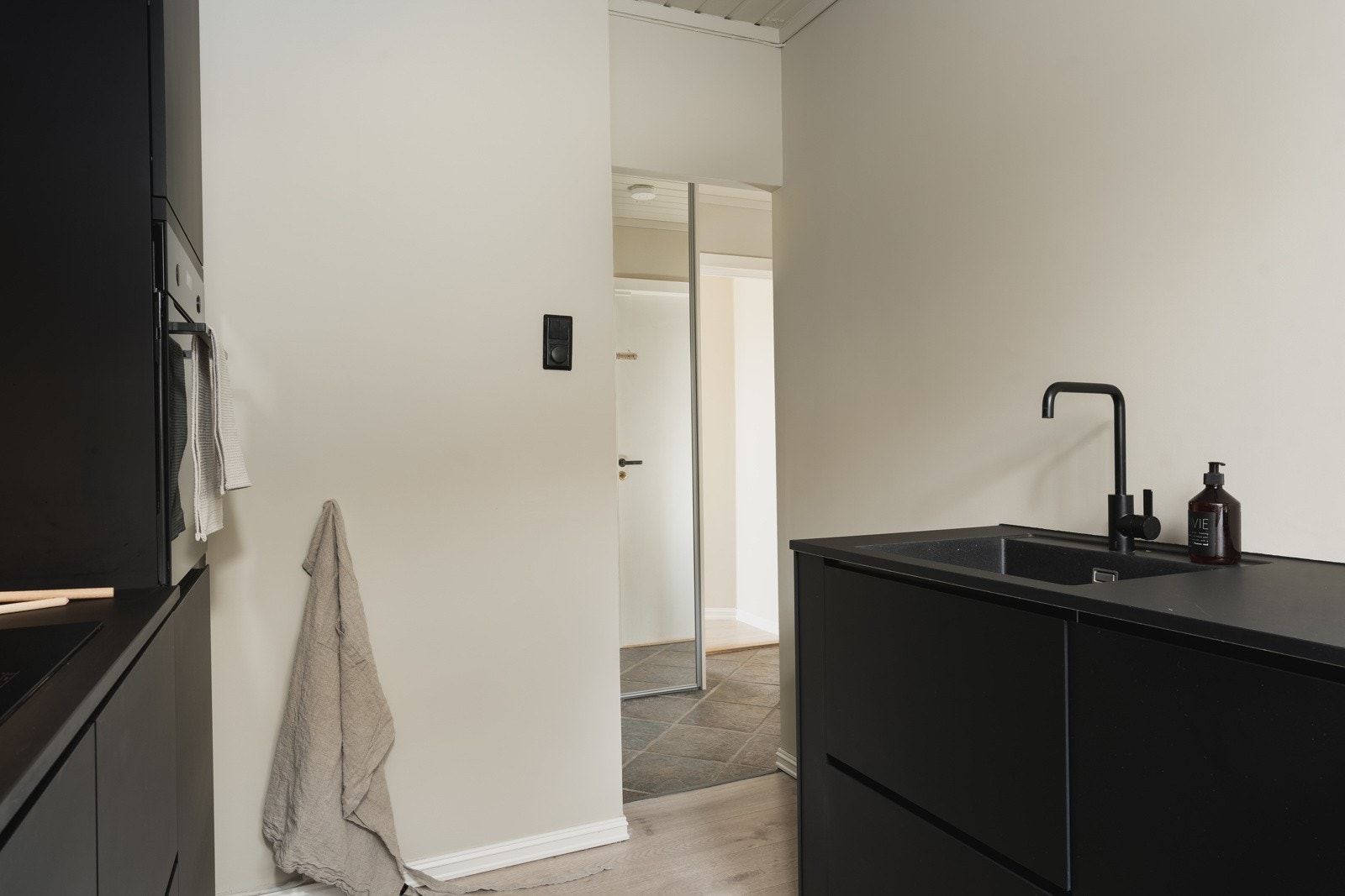 Videre er kjøkkenet integrert med stekeovn, platetopp, oppvaskmaskin, kjøleskap med frysedel og ventilator. Galleribilde