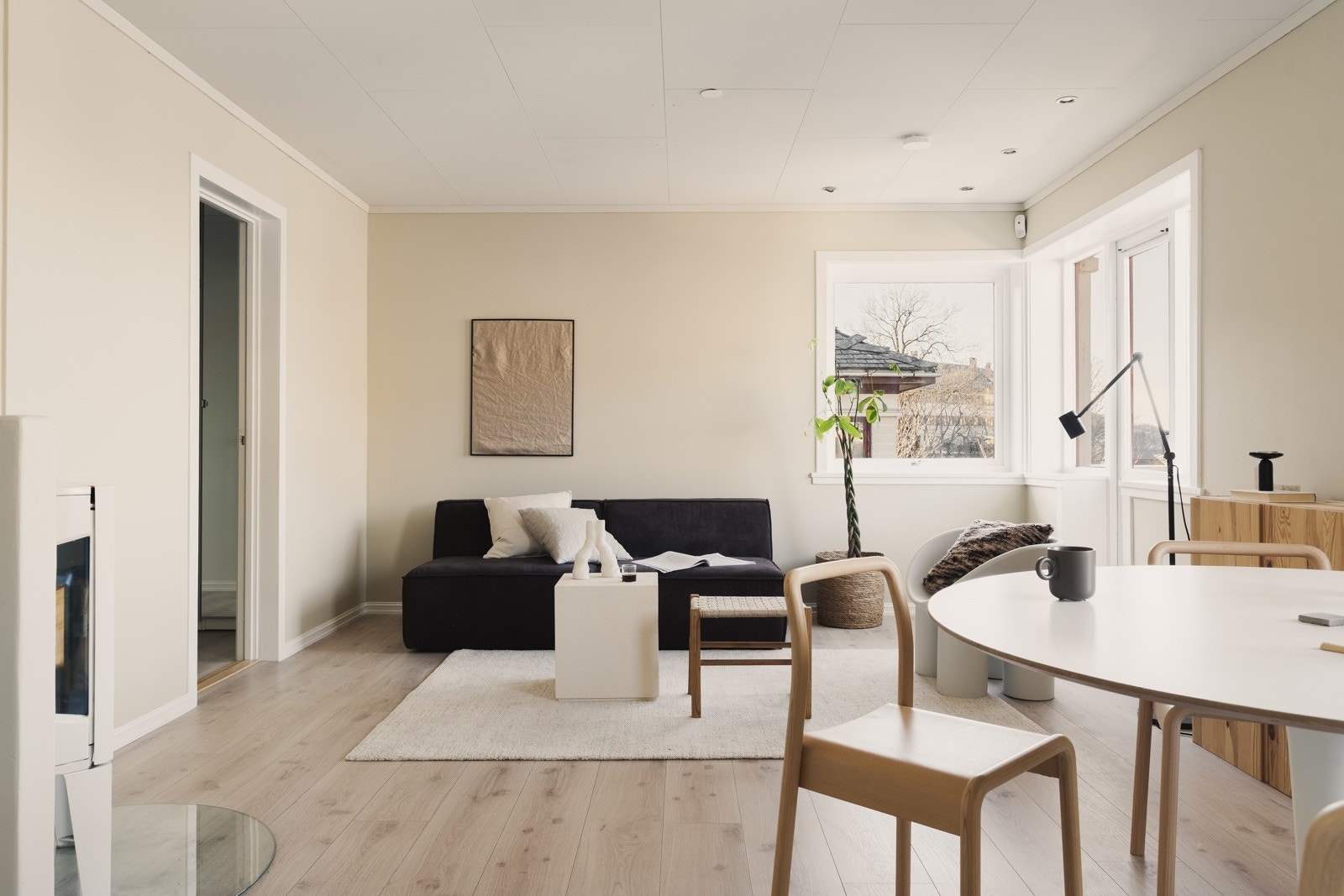 Videre går vi inn i hjertet av leiligheten, nemlig stuen. Galleribilde