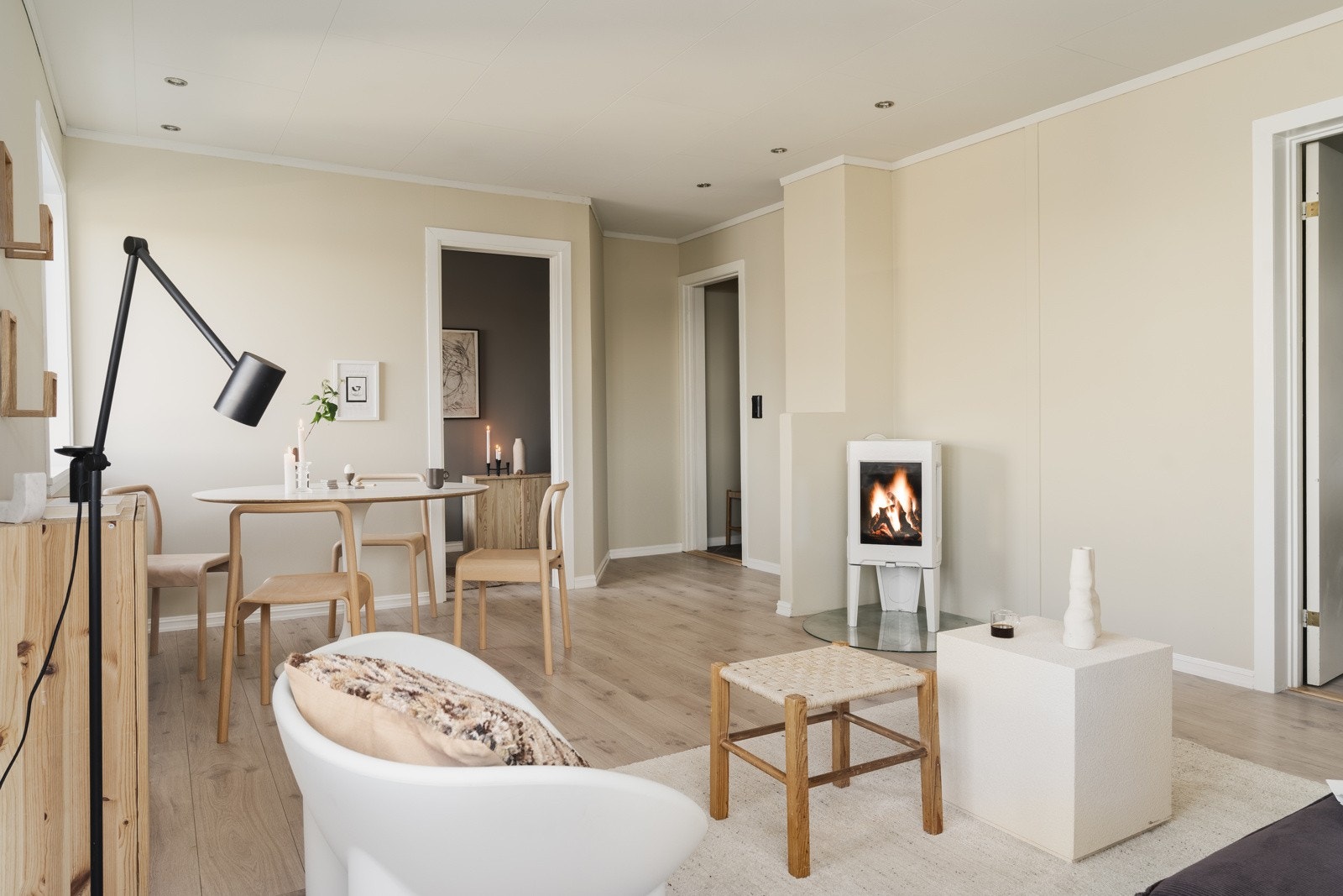 I stuen har du en rentbrennende peisovn og rikelig med naturlig lysinnslipp. Galleribilde