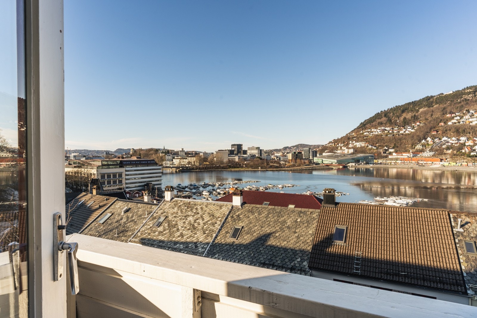 Fra balkongen har du nydelig utsikt over Store Lungegårdsvannet og opp mot fløyen. Galleribilde