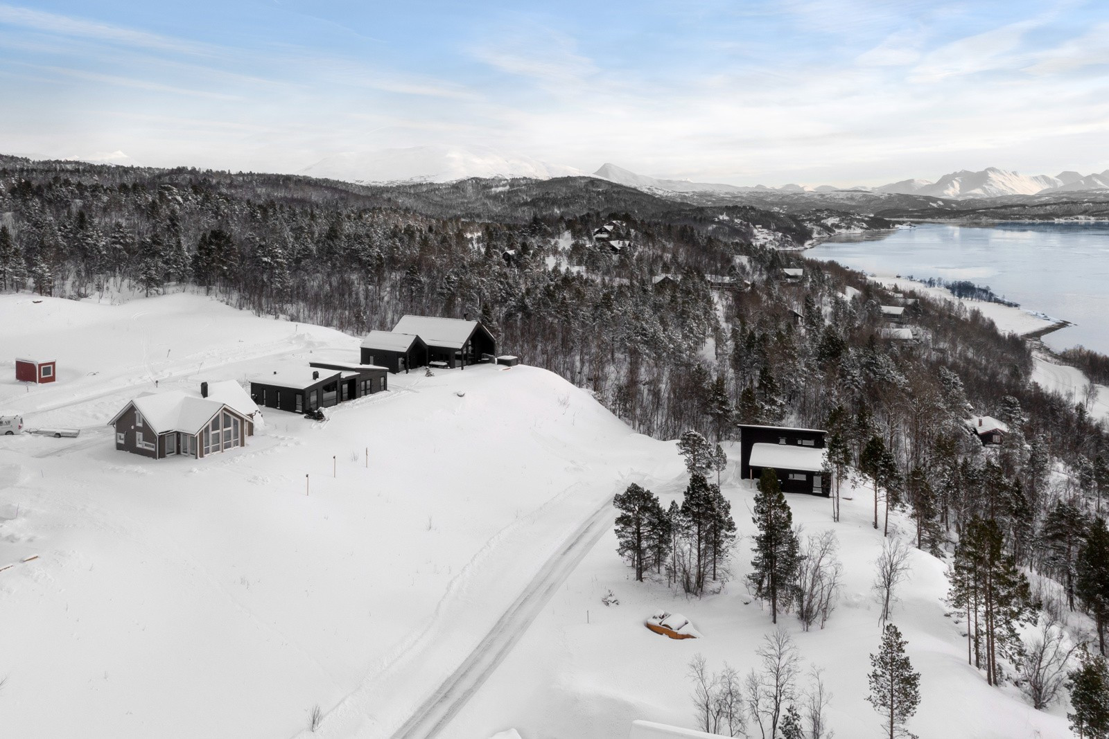 Hytta ligger i et populært fritidsbolig område