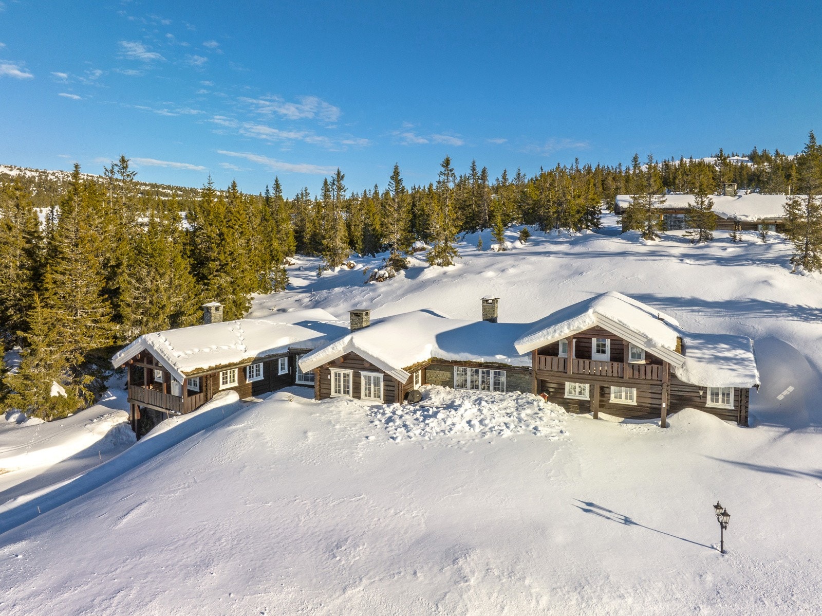Høyt og fritt beliggende på en fin utsiktstomt, uten innsyn, på Lunnstaden i Hafjell. Galleribilde