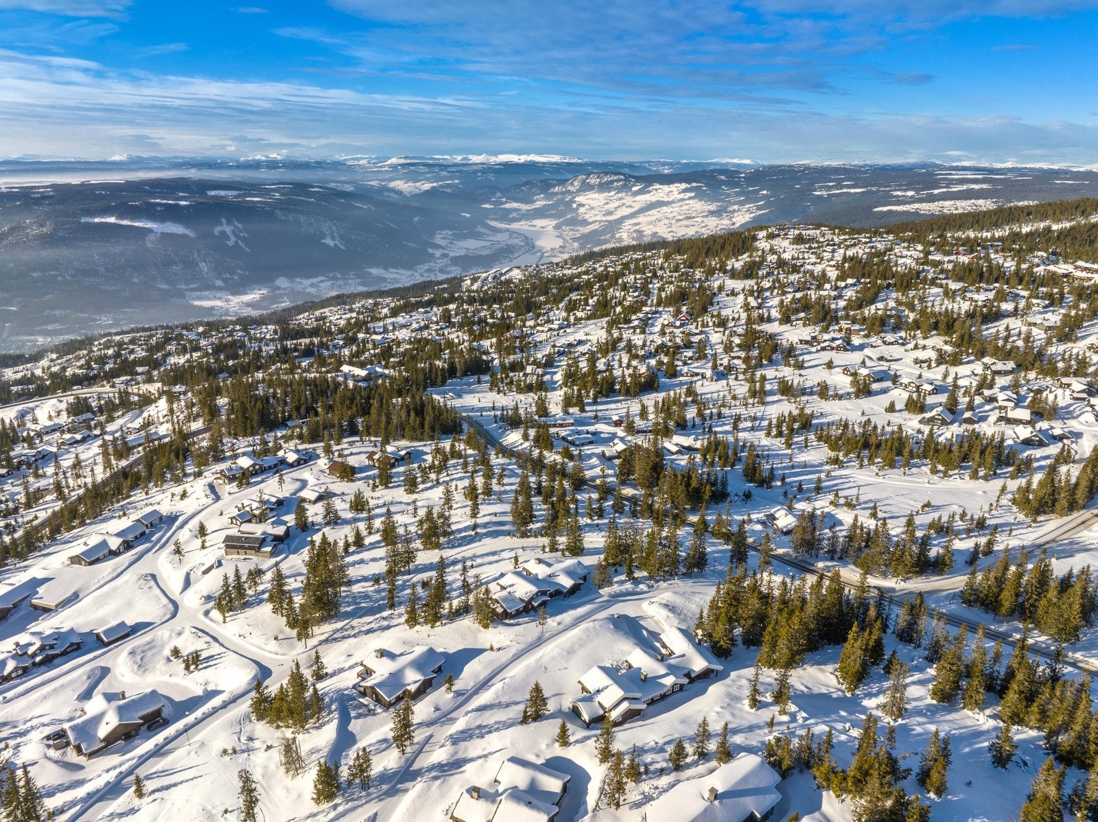 Høyt og fritt beliggende på en fin utsiktstomt, uten innsyn, på Lunnstaden i Hafjell. Galleribilde