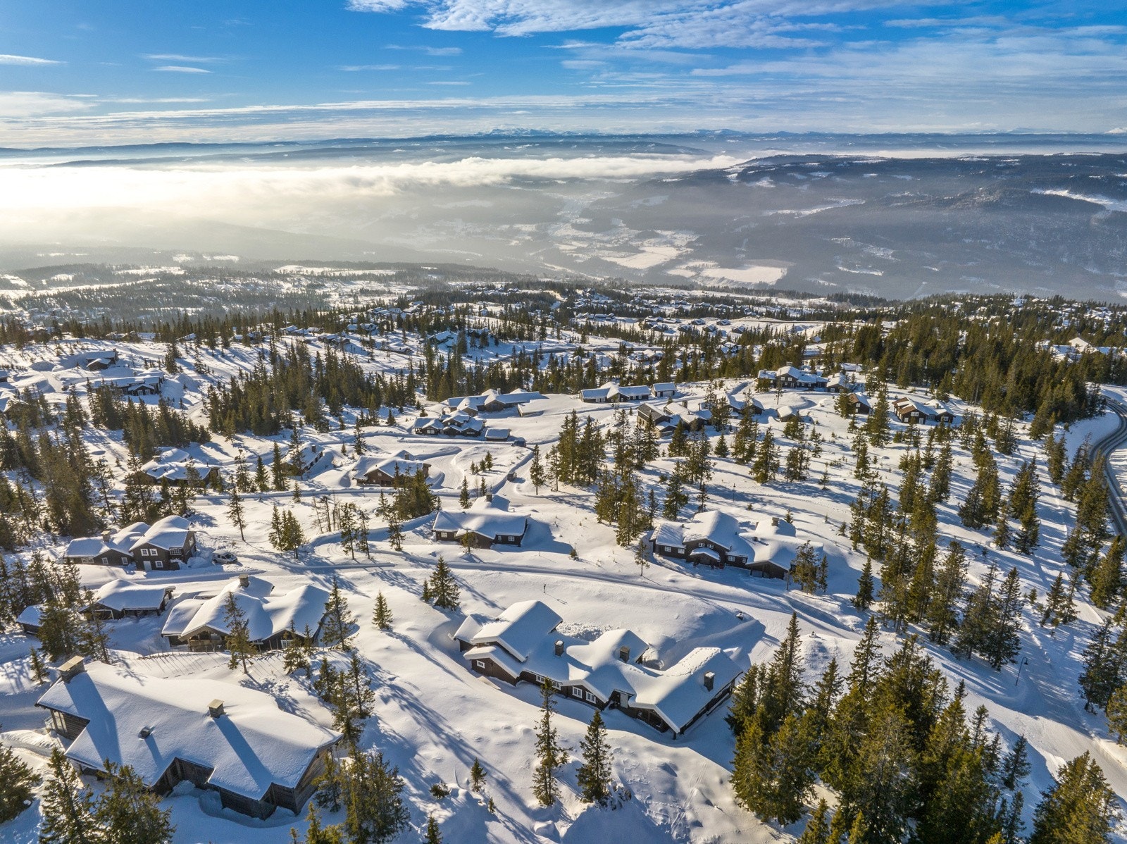 Tilfartsløypa går rett foran hytta og gir ski in/ski out til både alpinanlegget og et fantastisk langrennsterreng. Galleribilde