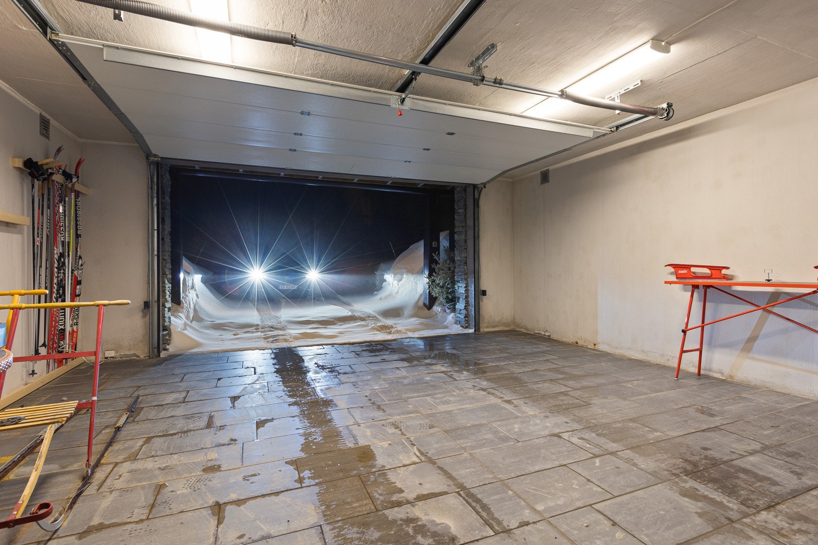 Romslig garasje Galleribilde