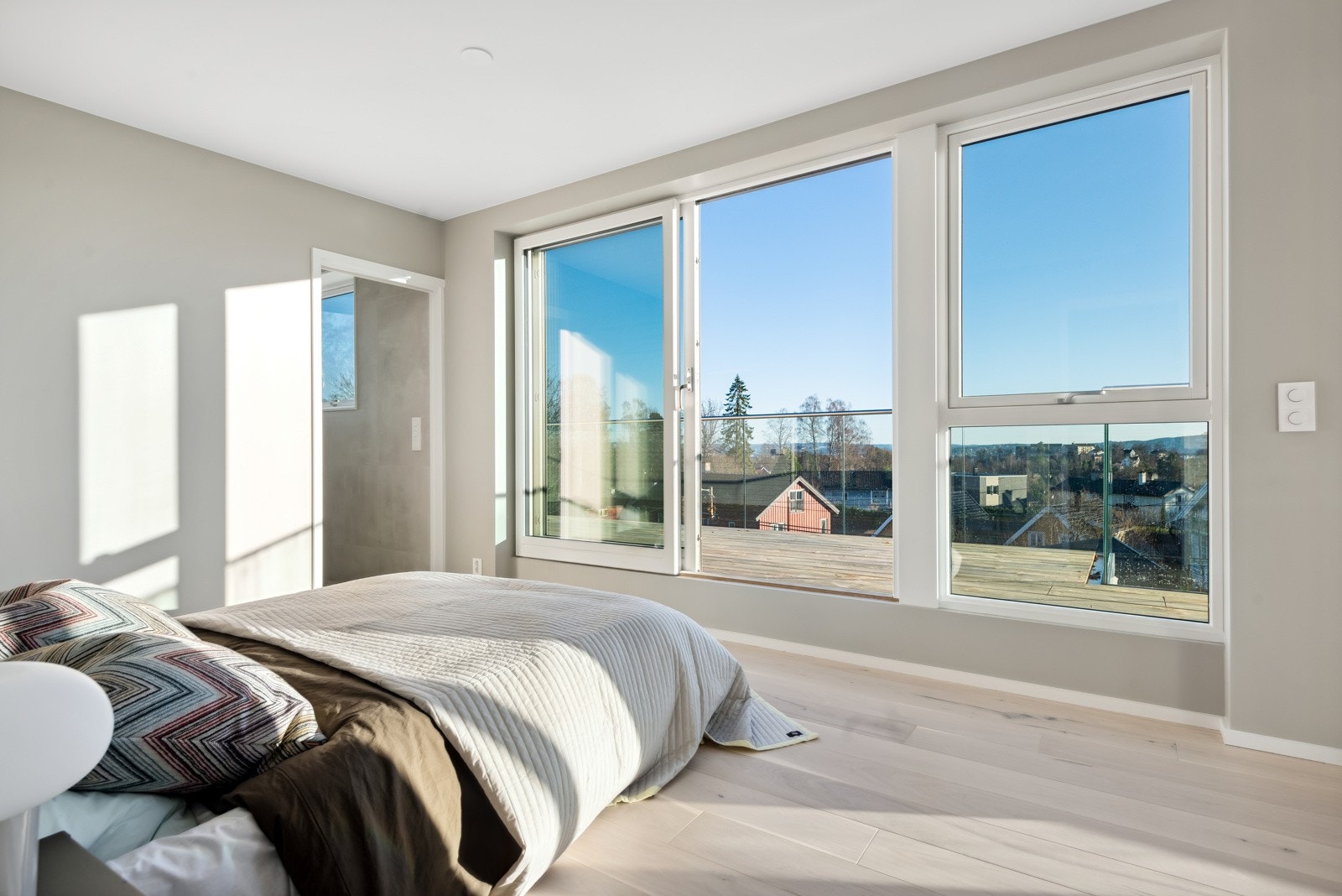 Et flott soverom med morgensol og utgang til takterrasse Galleribilde